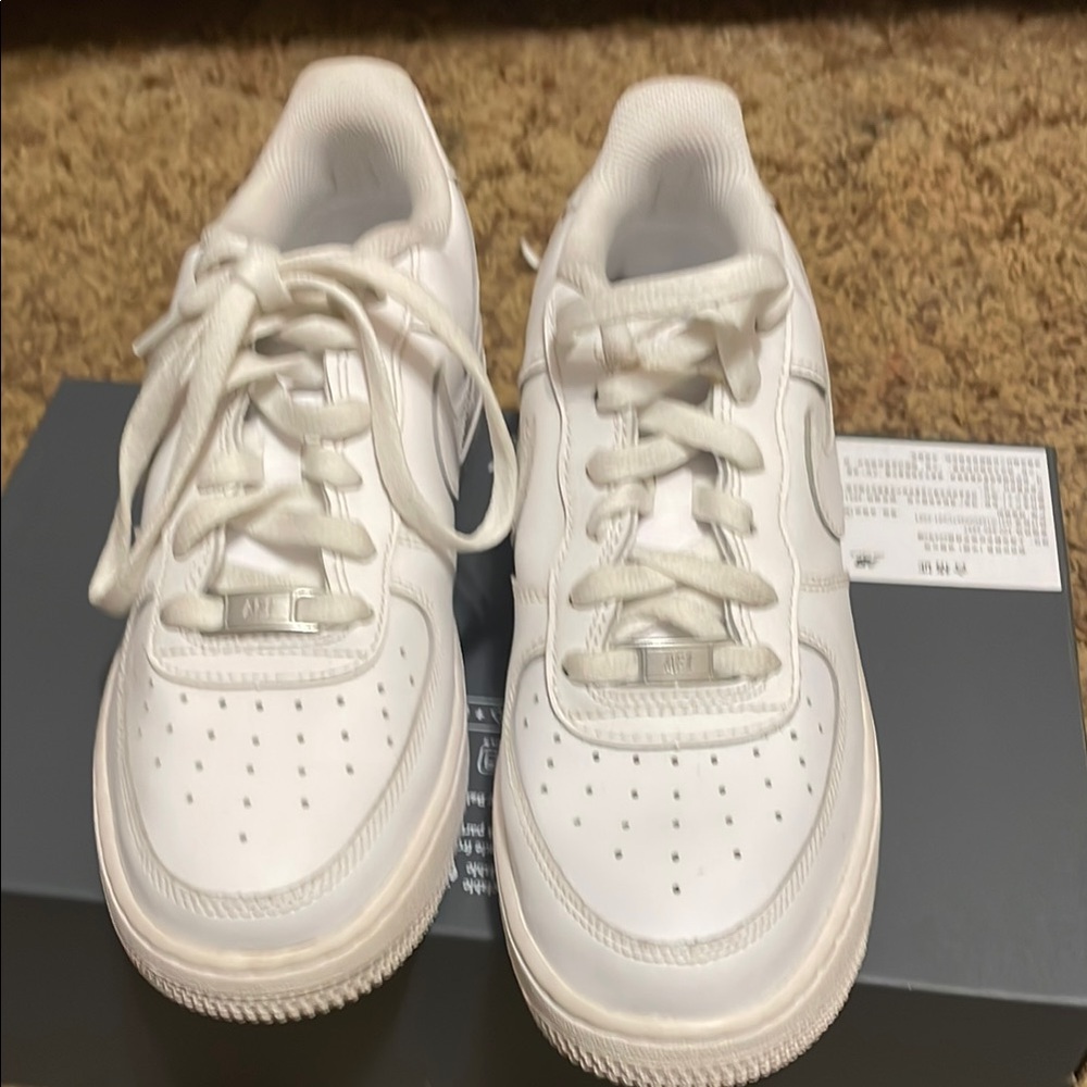 Nike White Sneakers worn once (in new condition)